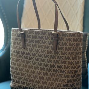 Michael kors tan/beige jet set large pocket tote handbag.